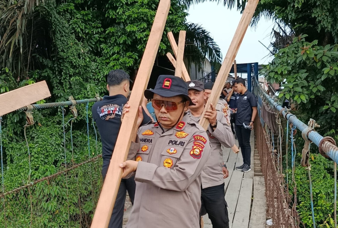 Sinergi Polri dan Masyarakat Perbaiki Jembatan Gantung di Lahat