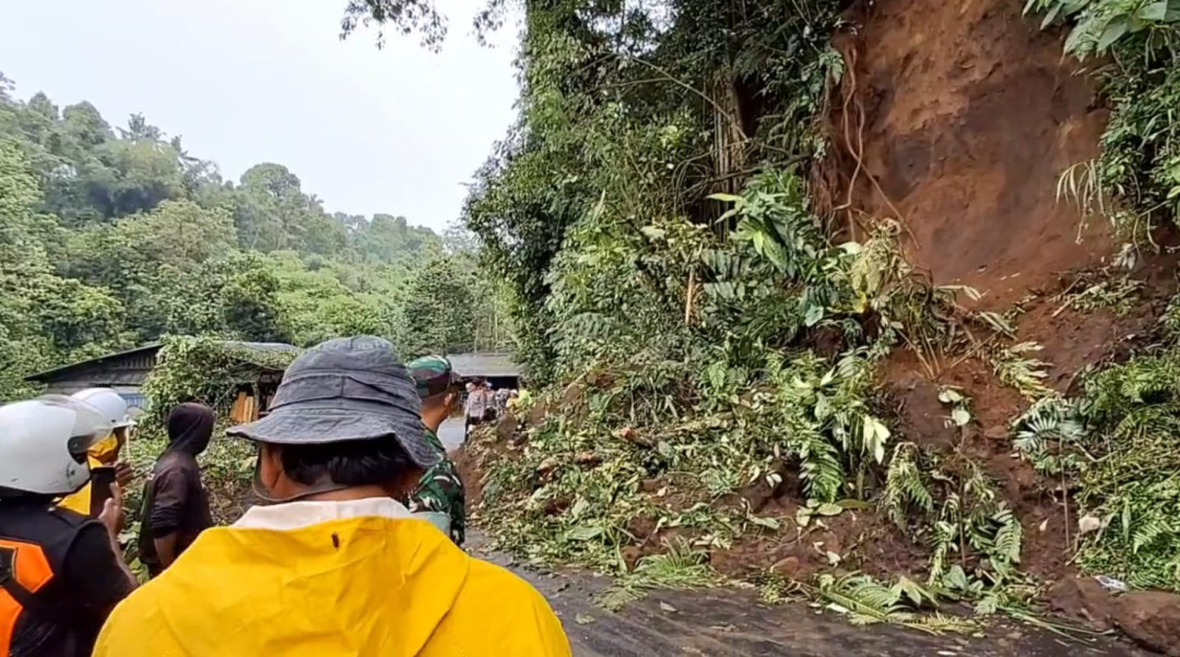 Tebing Longsor Tutup Jalur Bangli–Karangasem, Lalu Lintas Sempat Lumpuh Total