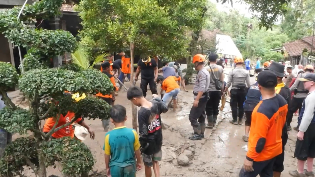 Usai Banjir Bandang dan Longsor, Warga Padukuhan Jono Bersihkan Material