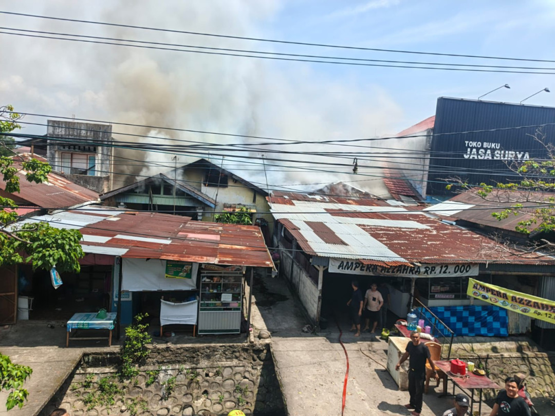 Kebakaran di Padang Timur Hanguskan Empat Bangunan