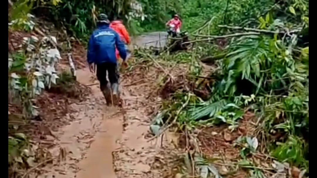 Hujan Deras Picu Tanah Longsor di OKU Selatan, Akses Jalan Sempat Tertimbun