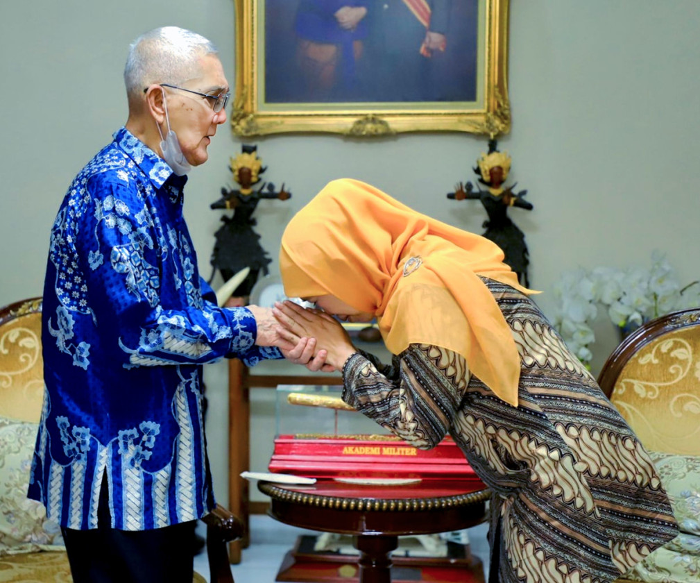 Try Sutrisno Wafat, Khofifah Ajak Warga Jatim Kibarkan Bendera Setengah Tiang