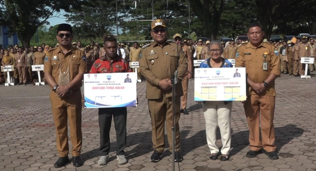 Pemkab Manokwari Salurkan 85 Tenda dan 10 Kontainer untuk Pelaku UMKM