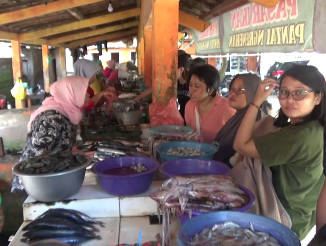 Pasar Ikan Pantai Ngrenehan Ramai Dikunjungi Wisatawan Saat Libur Tahun Baru