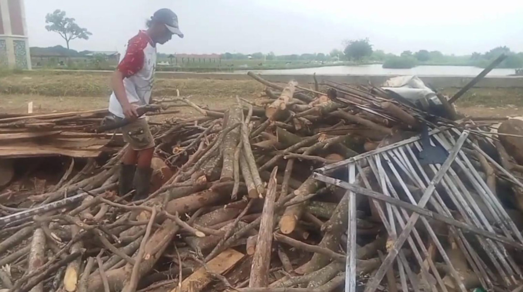 Harga Gas Naik, Pengrajin Ikan Asin di Subang Kembali Gunakan Kayu Bakar