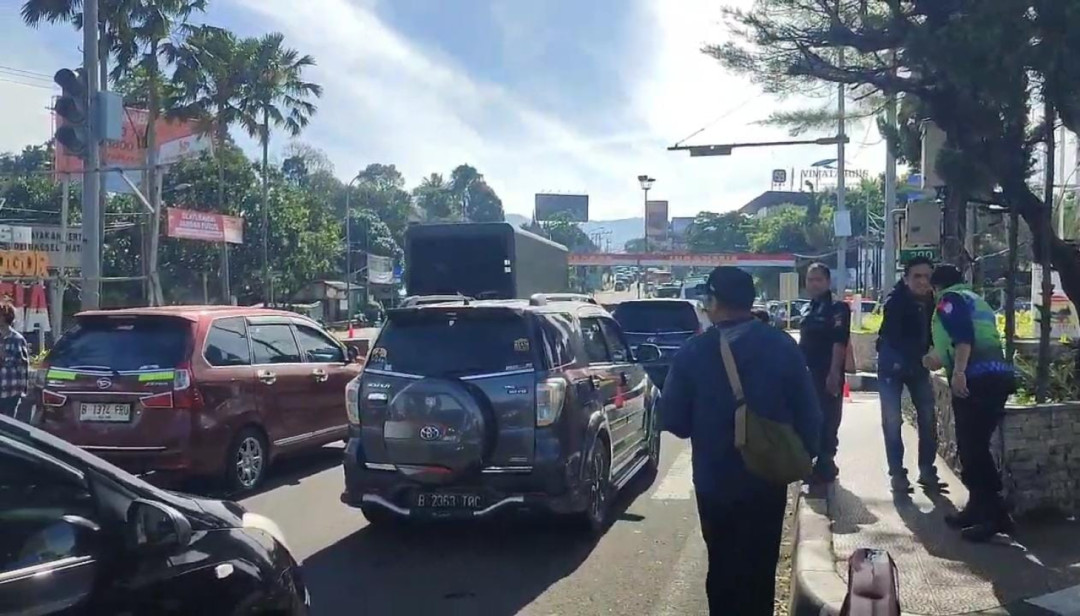 Kawasan Puncak Bogor Diserbu Wisatawan, Polisi Berlakukan One Way