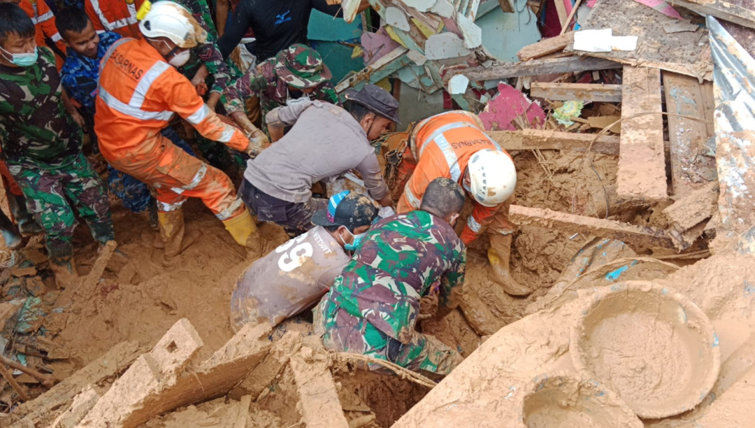 SAR Team Continue to Look for Natuna Landslides Victims