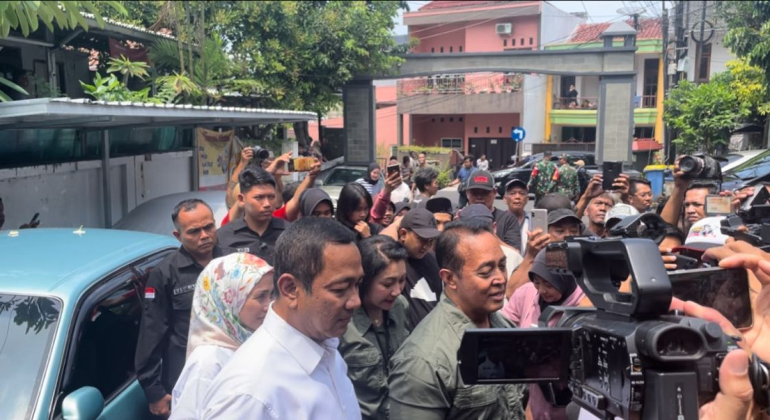 Tiba di Kediaman Hendi, Andika Kompak Kenakan Kemeja Hijau dengan Sang Istri