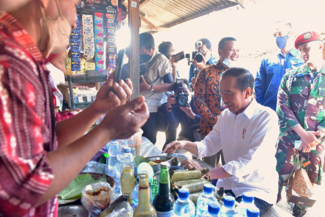 Presiden Jokowi Cek Ketersediaan Bahan Pokok Menjelang Bulan Ramadhan di Pasar Beran