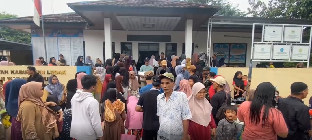 Ratusan Warga Padati Kantor Desa Sukarendah, Antre Bantuan Beras dan Minyak Goreng