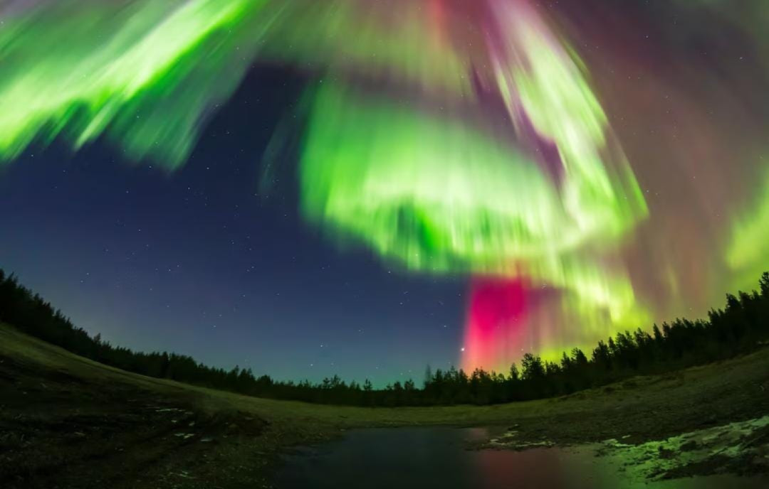 Aurora Borealis Menerangi Langit Lapland, Finlandia