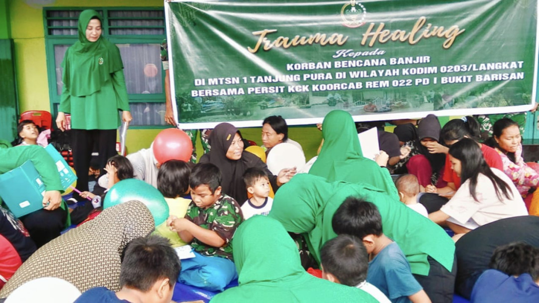 TNI Beri Trauma Healing bagi Pengungsi Banjir di Posko MTsN 1 Langkat