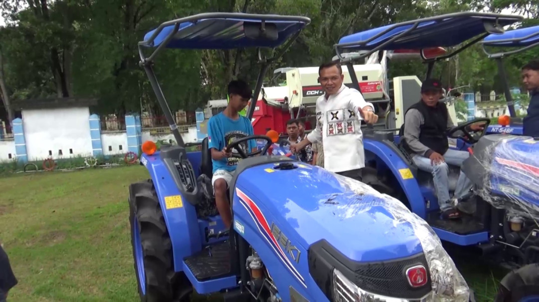 Bupati Konawe Salurkan Alsintan untuk Dukung Program Cetak Sawah Rakyat 2026