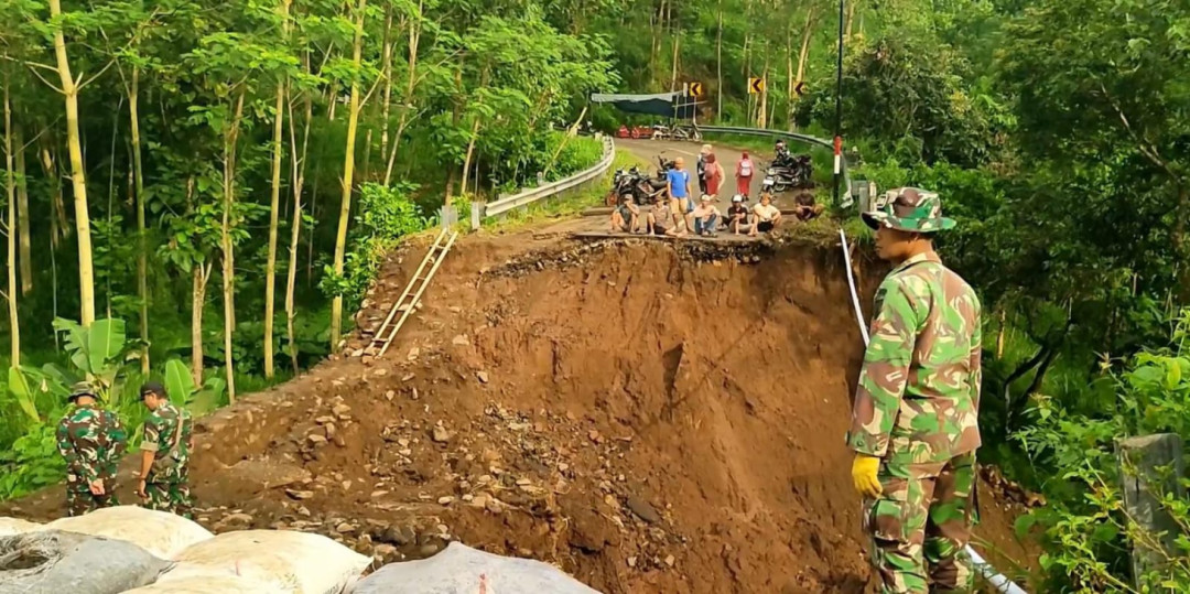 Puluhan Personel TNI Gerak Cepat Bangun Jembatan Bailey Pascalongsor