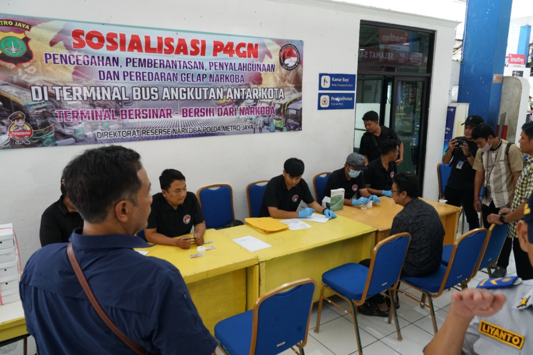 Polda Metro Lakukan Tes Urine Sopir Bus AKAP di Terminal Kampung Rambutan Jelang Mudik