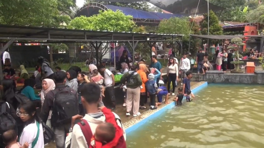 Pemandian Air Panas Cileungsing Sumedang Diserbu Wisatawan Selama Libur Lebaran