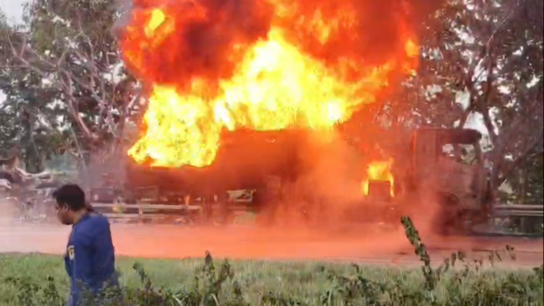 Truk Tangki Muatan Tiner Terbakar di Tol Cipali, Arus Lalin Sempat Ditutup