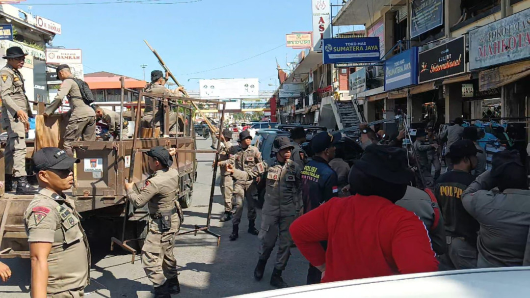 Satpol PP Padang Tertibkan Lapak PKL Nakal di Pasar Raya