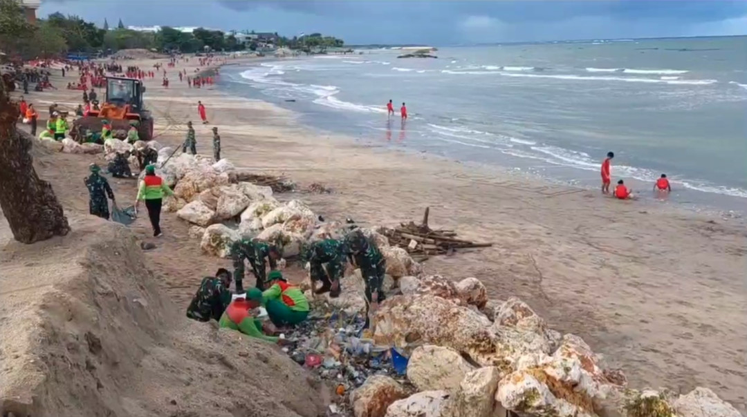 Sinergi Lintas Sektoral Bersihkan Pantai Kuta
