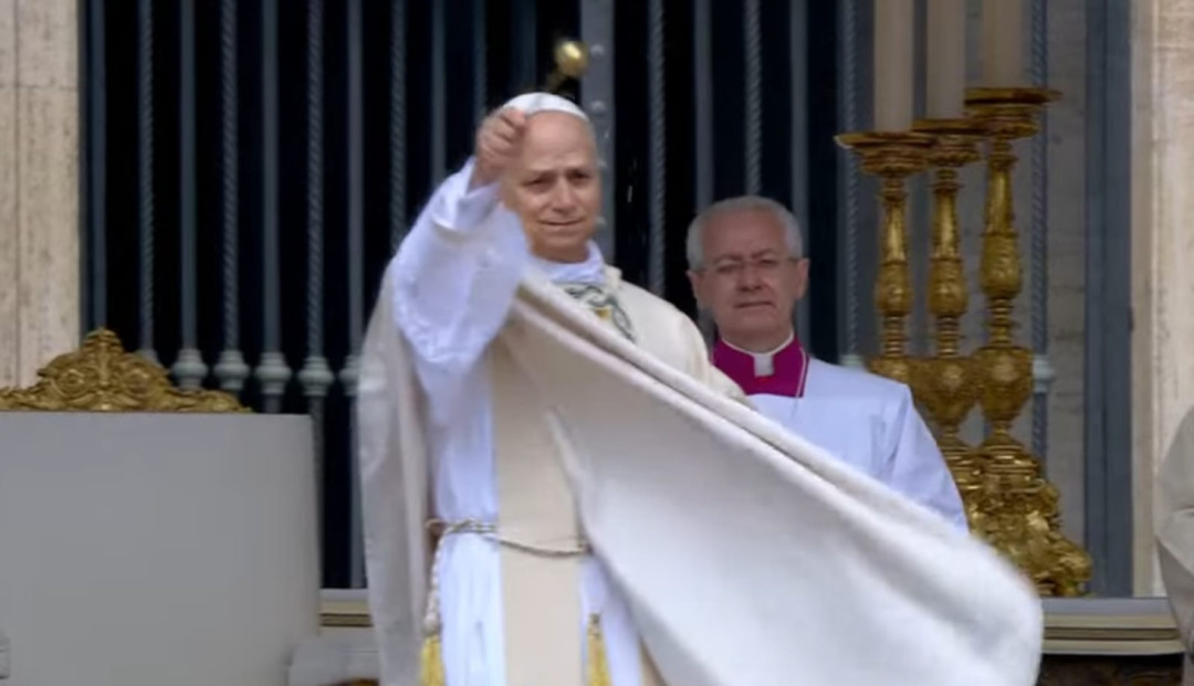 Paus Leo XIV Resmi Terima Pallium dan Cincin Nelayan