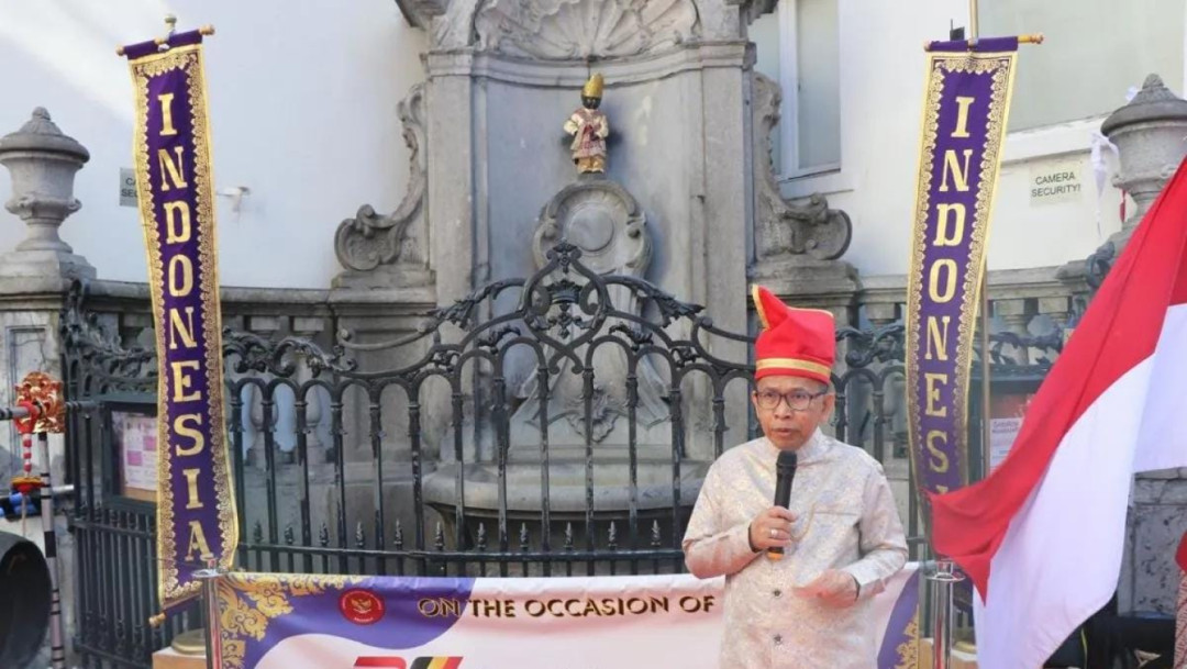 Patung Manneken Pis Kenakan Pakaian Adat Lampung