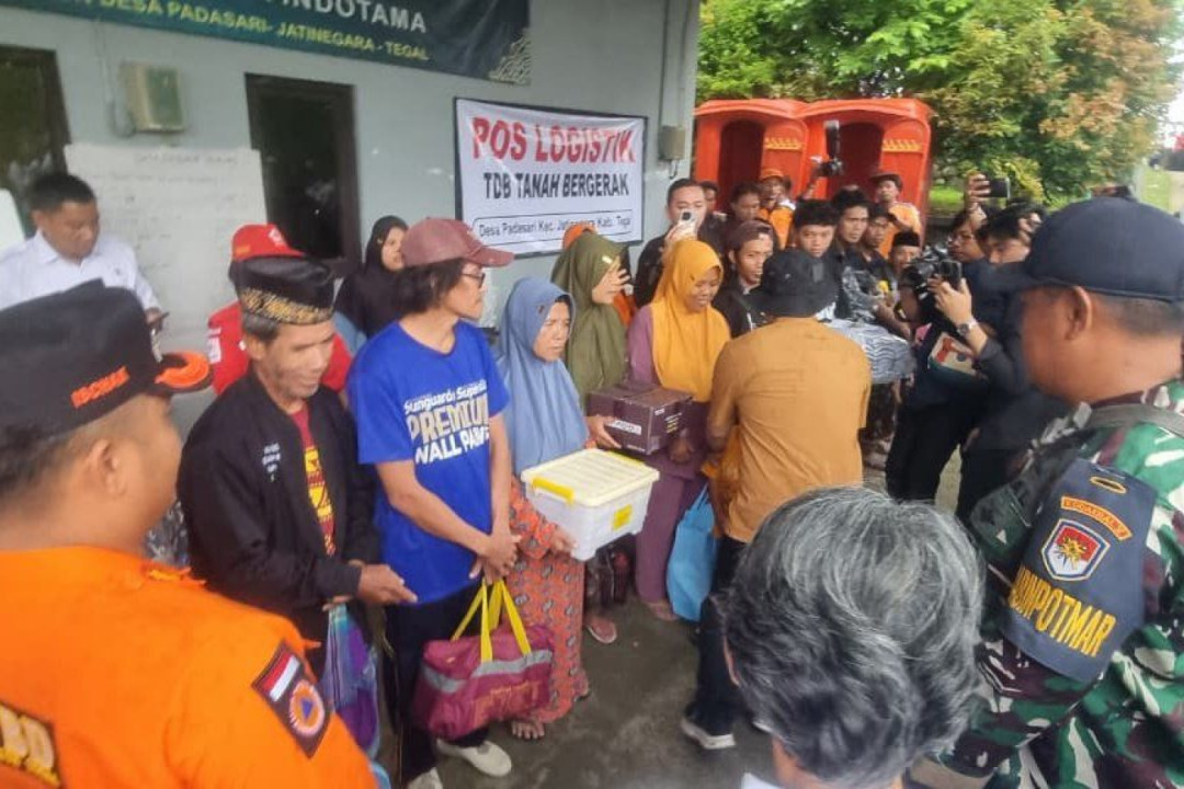 Kemensos Dirikan Dapur Umum dan Salurkan Bantuan Korban Tanah Bergerak di Tegal