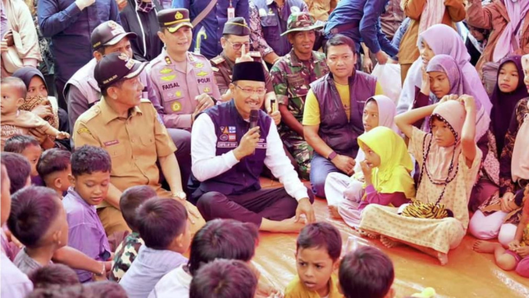 Mensos Tinjau Layanan Psikososial dan Dapur Umum Pengungsi di Pidie Jaya