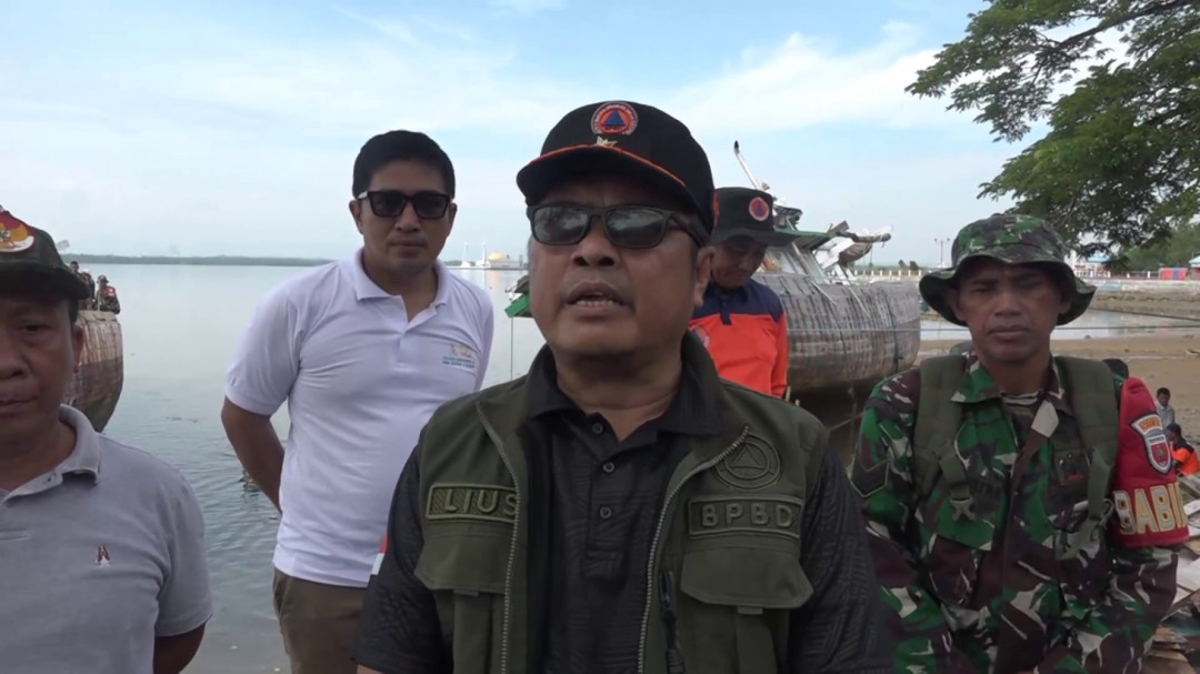 Pemkot Kendari Turunkan Tim Bersihkan Bangkai Kapal di Teluk