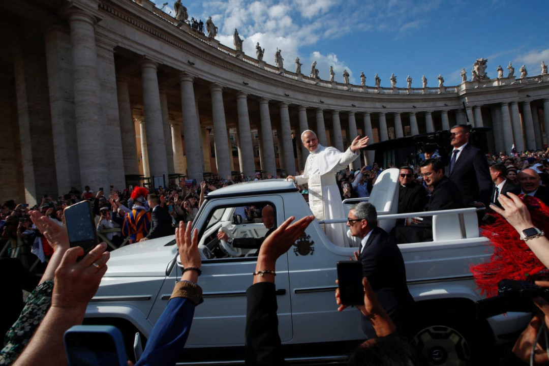 Debut Naiki Popemobile, Paus Leo XIV Disambut Meriah 