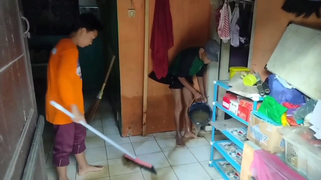 Banjir di Kecamatan Labuan, Pandeglang Mulai Surut, Warga Bersihkan Sisa Lumpur