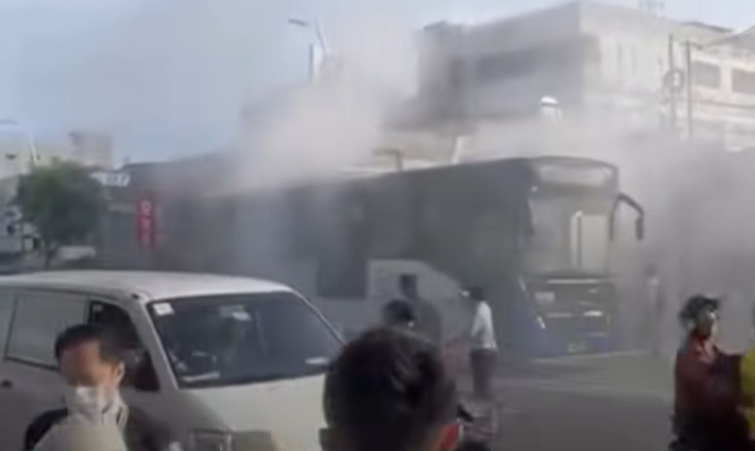 Bus Transjakarta Keluarkan Asap di Jatinegara, Seluruh Penumpang Selamat