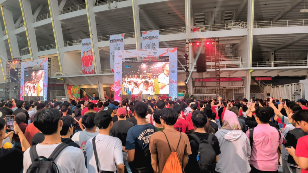 Penuh Khidmat, Suporter Timnas Kompak Nyanyikan Indonesia Raya