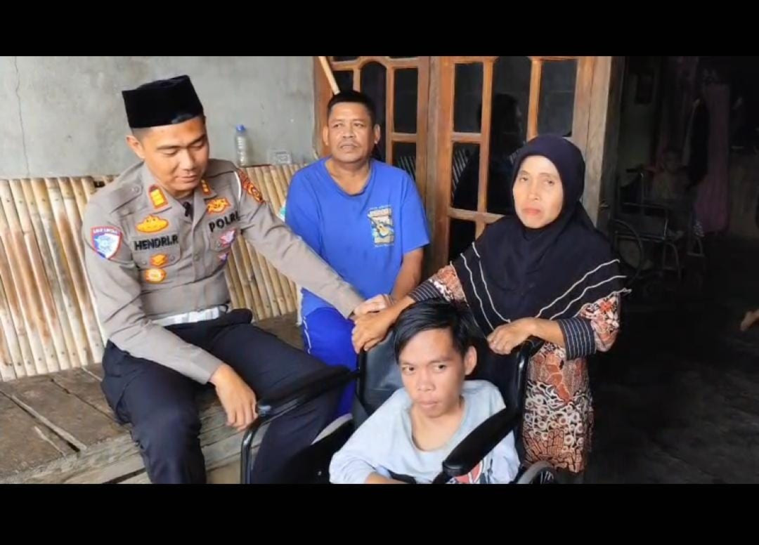 Sentuhan Kemanusiaan Polisi, Warga Disabilitas di Gunung Terang Terima Kursi Roda