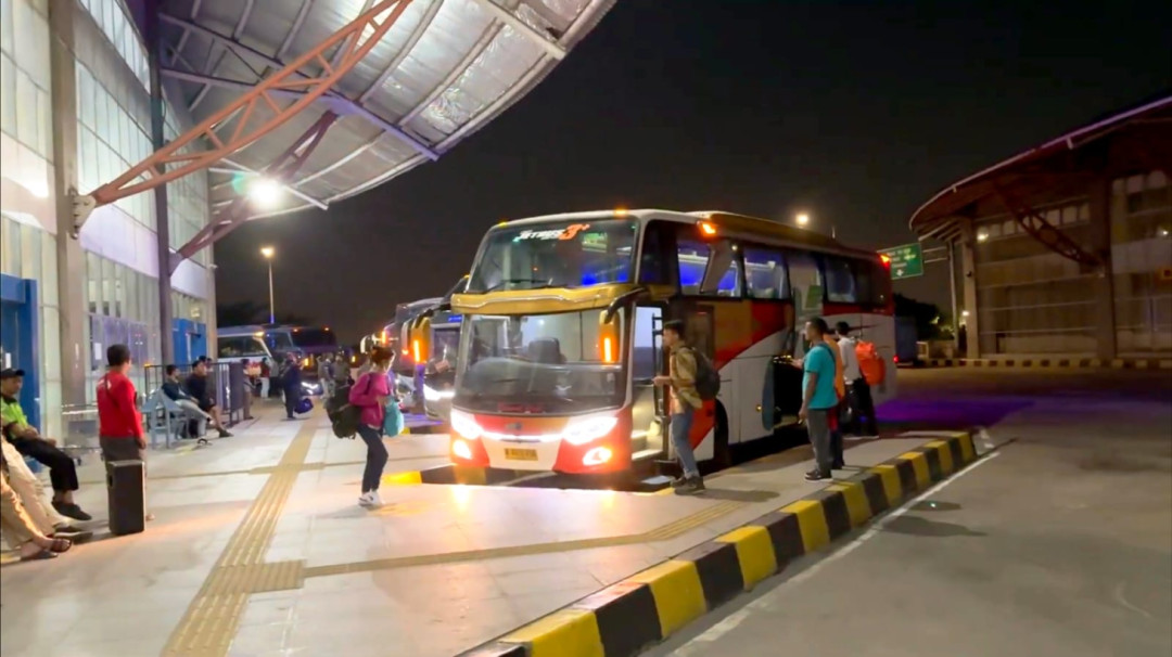 H-9 Lebaran, Arus Mudik di Terminal Pulo Gebang Mulai Meningkat