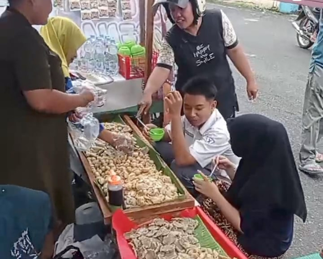 Menikmati Pempek Tumpah Mak Zenna di Kota Lubuklinggau