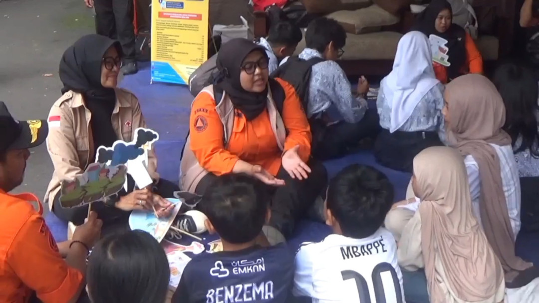 Hari Kesiapsiagaan Bencana, Pelajar Bandung Dibekali Simulasi Evakuasi