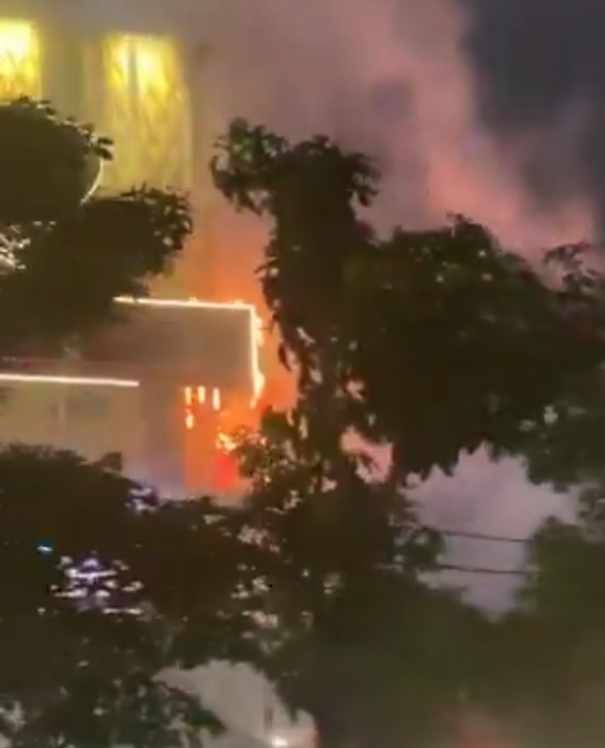 Papan Reklame di Gedung Sarinah Terbakar, Diduga Korsleting Listrik