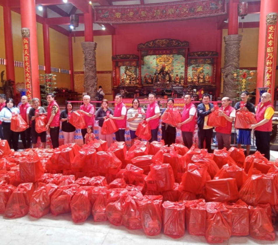 Sambut Imlek 2026, PBBI Salurkan 364 Paket Sembako di Vihara Kwan Tee Kong Bio