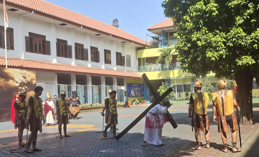 Umat Muda Katolik Gelar Teatrikal Sengsara Yesus di Gereja Santo Robertus Bellarminus 