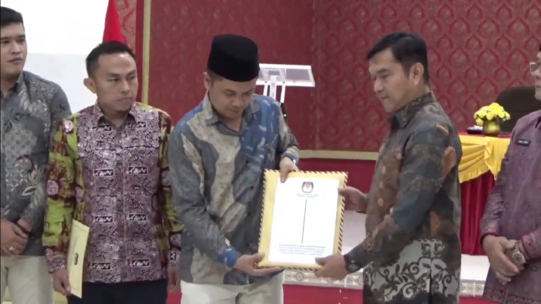 KPU Kerinci Tetapkan Monadi-Murison sebagai Bupati dan Wakil Bupati Terpilih