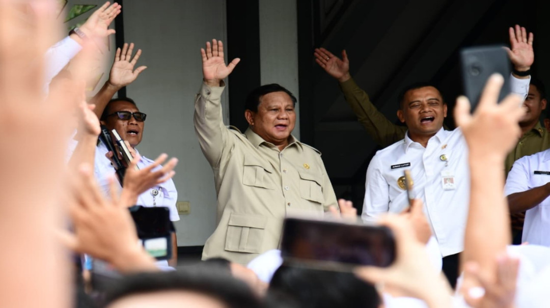 Presiden Prabowo Ajak Siswa Cilacap Nyanyikan Lagu Nasional