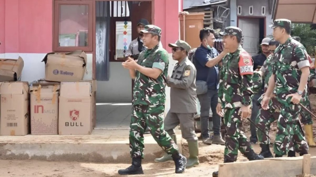 KSAD Tinjau Sekolah dan Posko Pengungsi di Tapteng