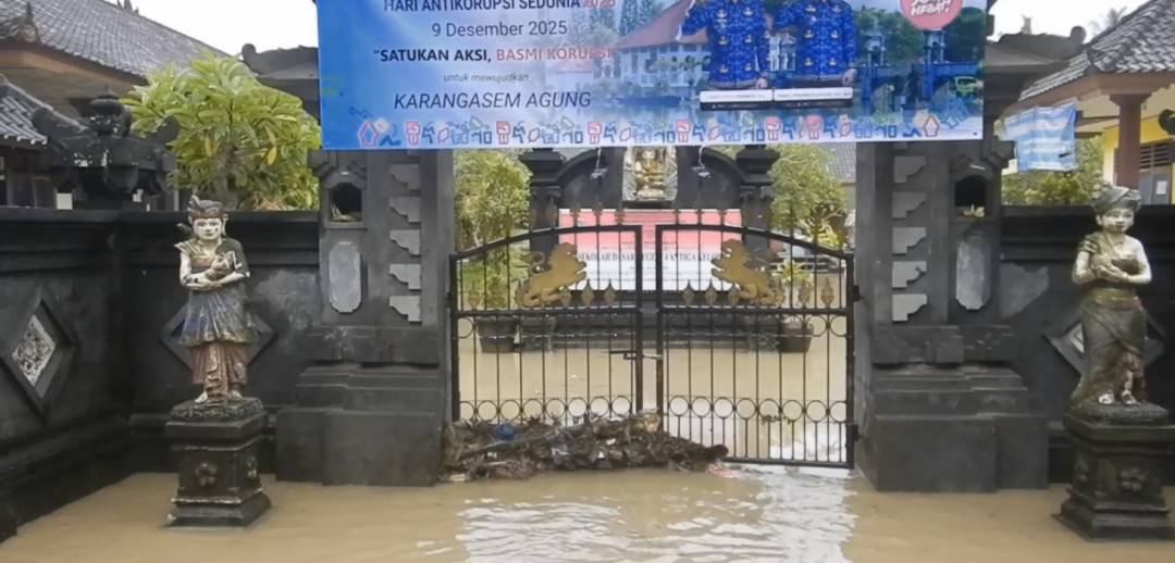 Hujan Lebat Picu Banjir Bandang, Warga Antiga Kelod Mengungsi