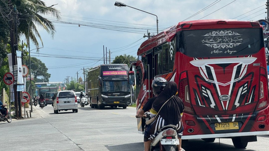 Puncak Arus Mudik Diprediksi Hari Ini, Simpang Ajibarang Terpantau Ramai Lancar