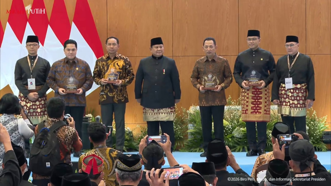 Presiden Prabowo Beri Plakat Tokoh Pecak Silat