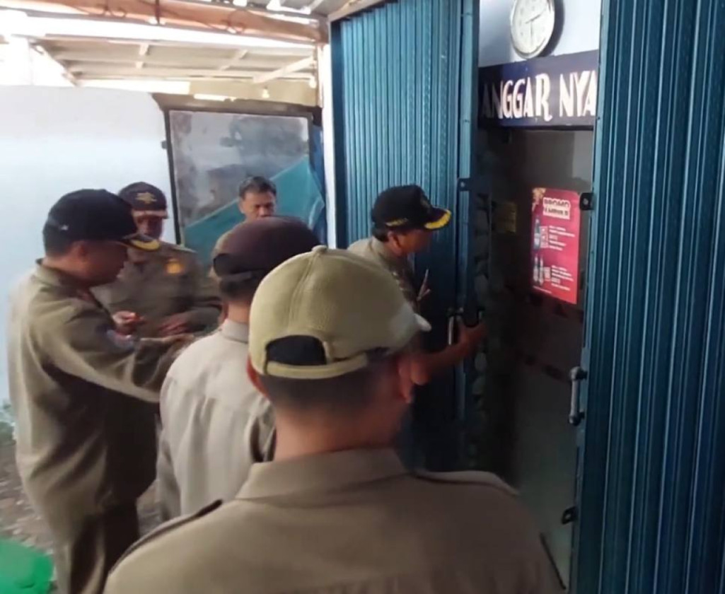Dinilai Ganggu Ketertiban Masyarakat, Satpol PP Kulonprogo Segel Tempat Karaoke Blass
