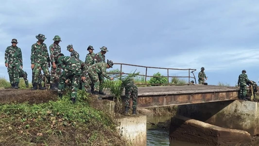 TNI AD Bangun Jembatan Darurat Pulihkan Akses Jalan Koto Balingka