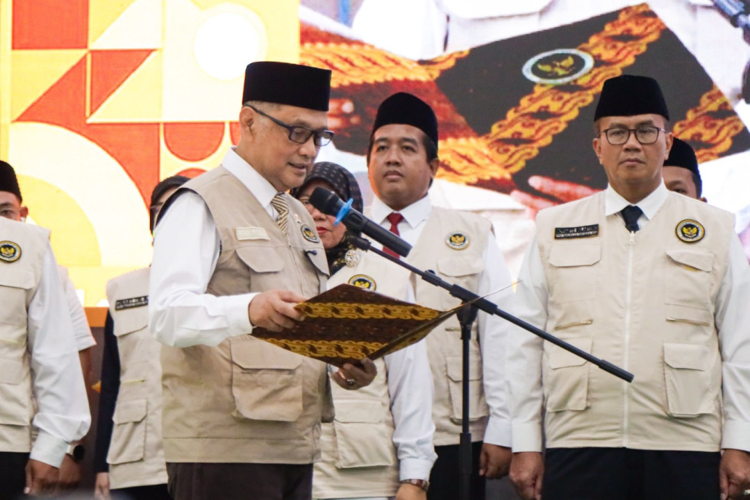 Menhaj Tekankan Layanan Inklusif saat Lantik PPIH Embarkasi 2026