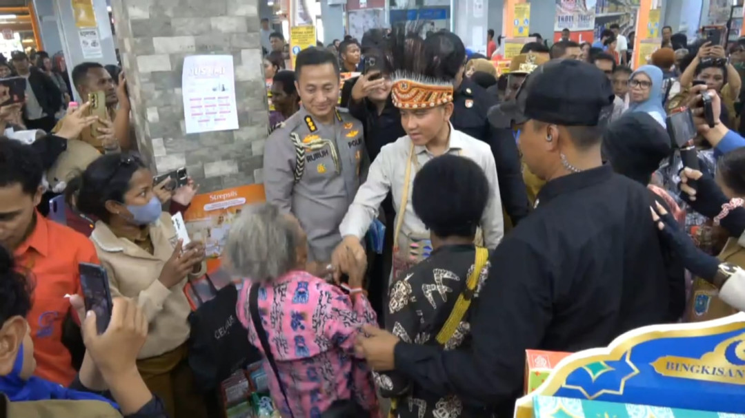 Wapres Gibran Borong Sembako, Sentuh Hati Mama Papua