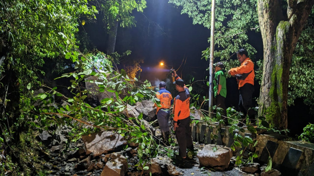 Tertimpa Longsor di Jalan Lingkar Ngebel, Dua Warga Ponorogo Selamat